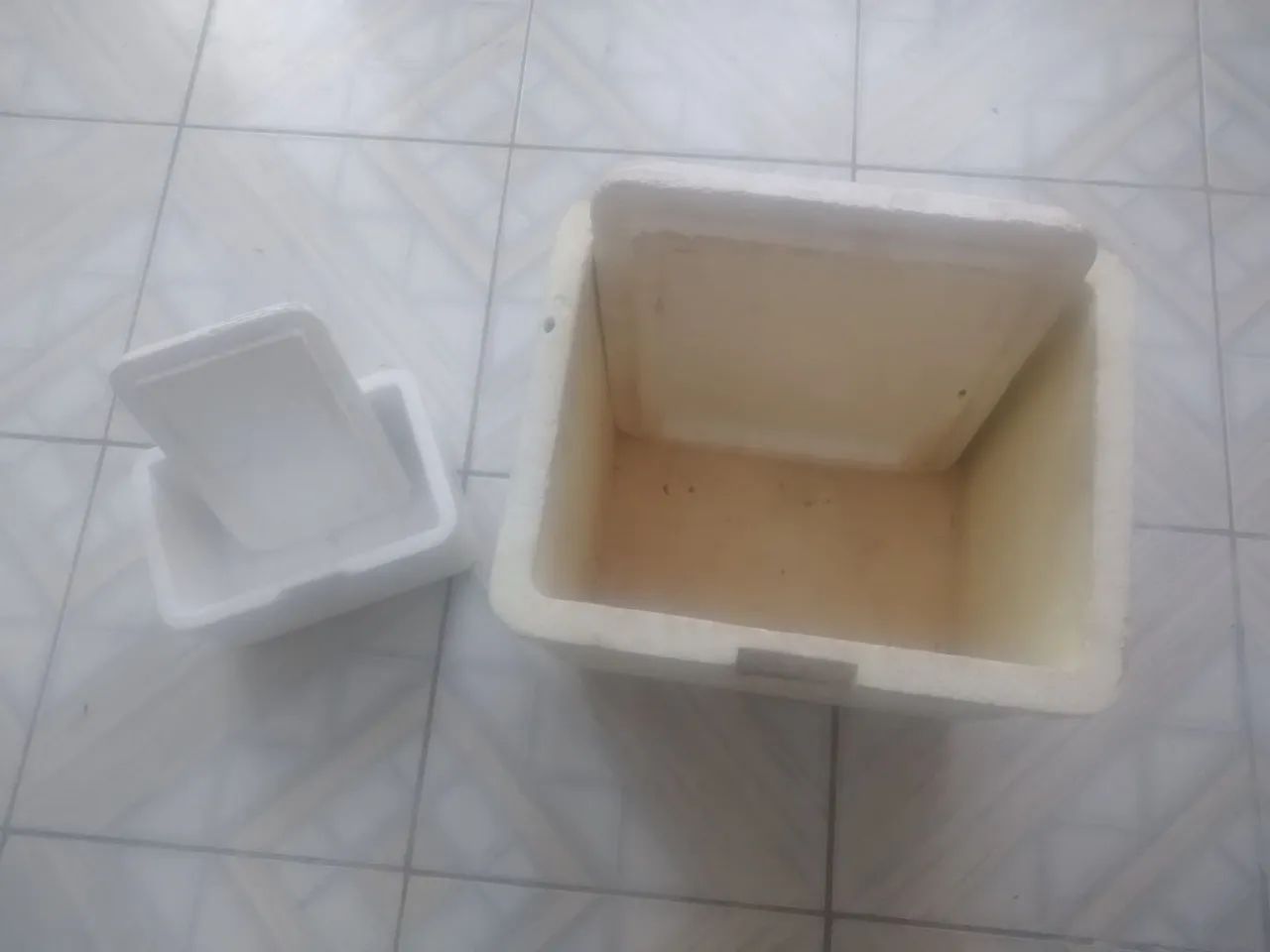 Duas caixas de isopor, 5L e 36L