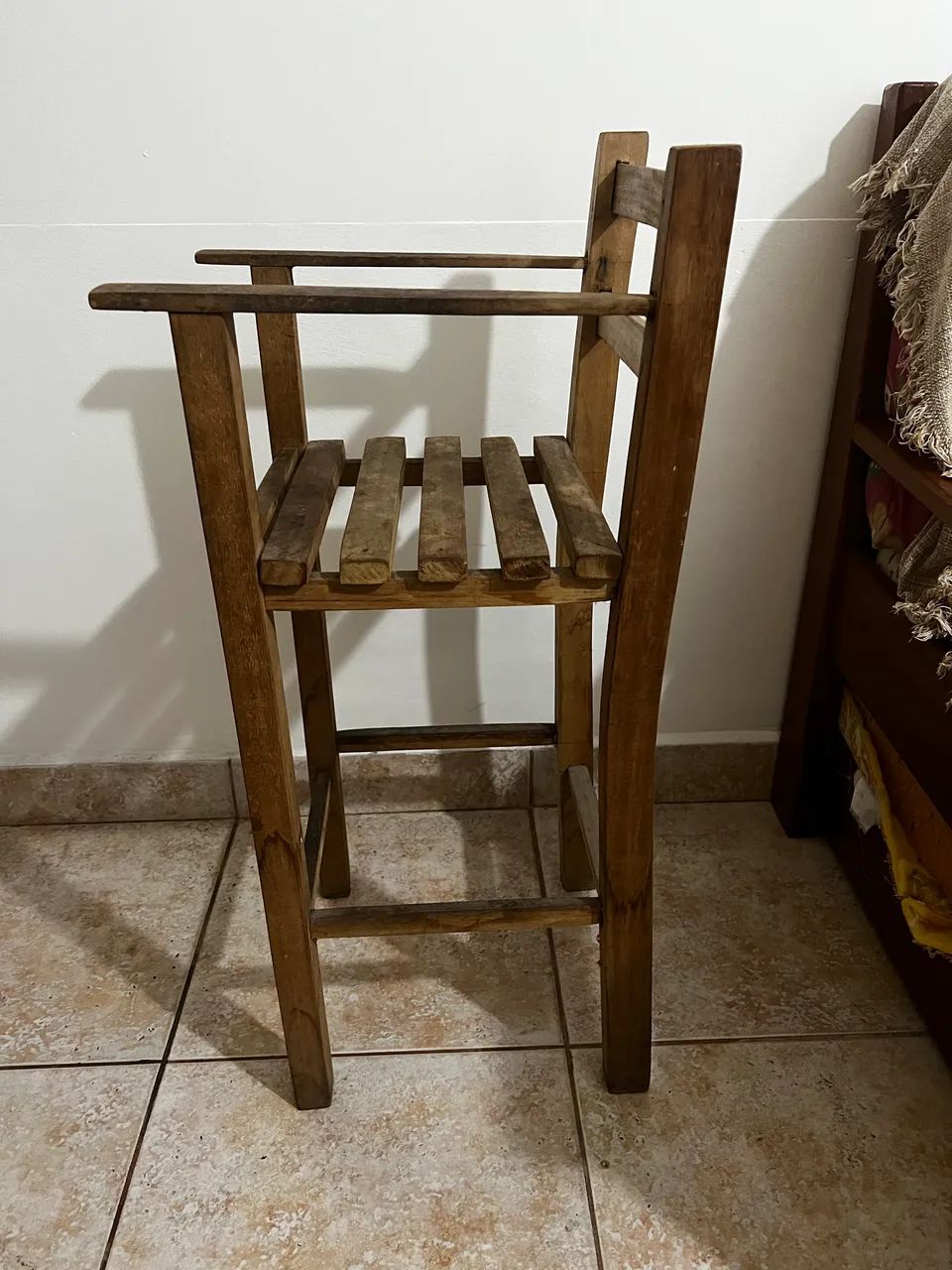 CADEIRA DE ALIMENTAÇÃO PARA BEBÊ EM MADEIRA