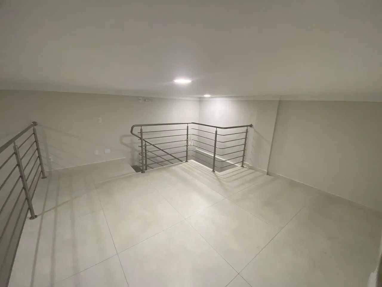 Loja Comercial com Mezanino em Galeria Aberta - Praia dos Ingleses - Foto 5
