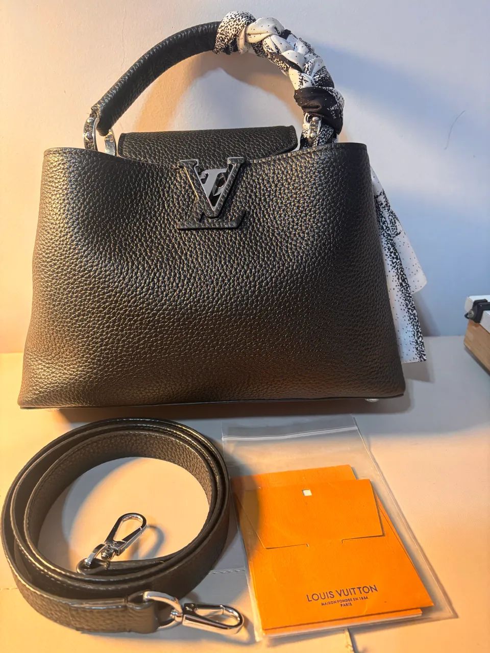 Bolsa LV Capucines preta com prata