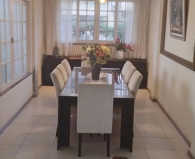 Mesa de Jantar 2,60m com Vidro - 8 Lugares - R$ 450 - Desapego