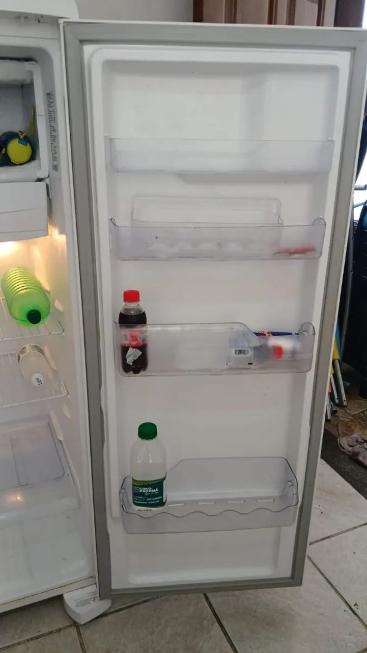 Vendo geladeira  em ótimo estado e preço bom. - Foto 2