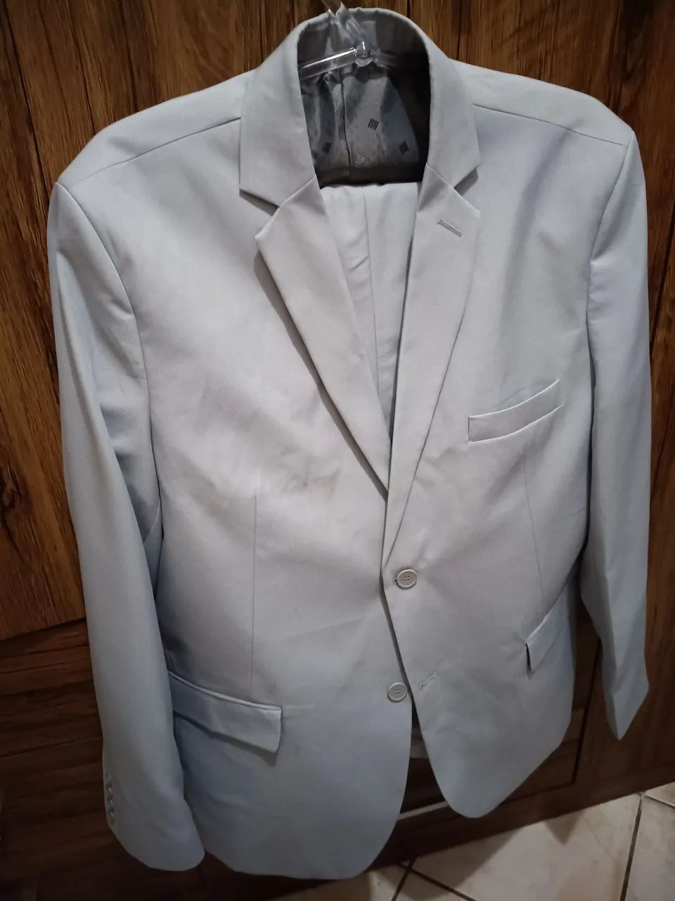 Terno calça e blazer cinza claro slim usado uma vez calça 46 e blazer 54 valor 170,00