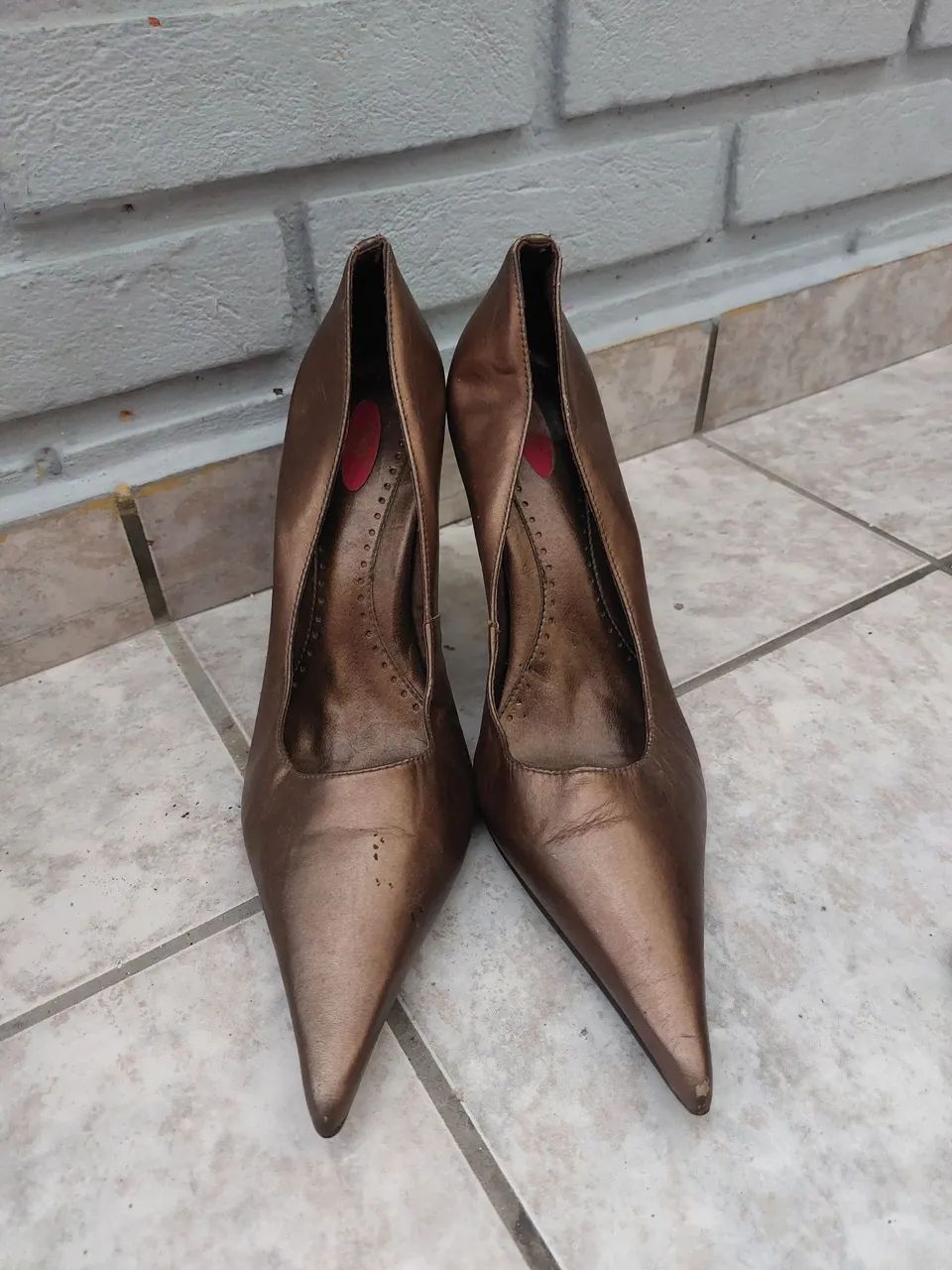 Sapato dourado tamanho 39 - Foto 2
