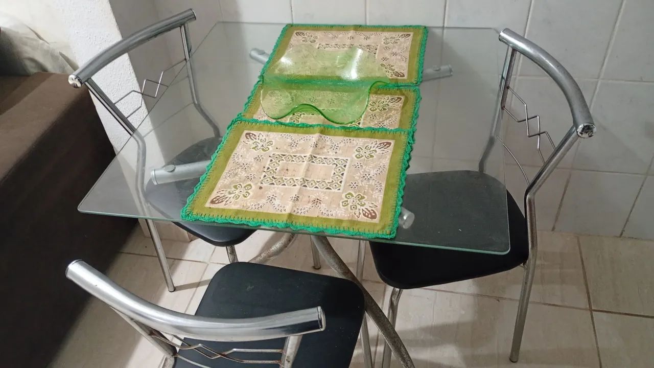 Mesa de vidro quadrada com 04 cadeiras - Foto 2