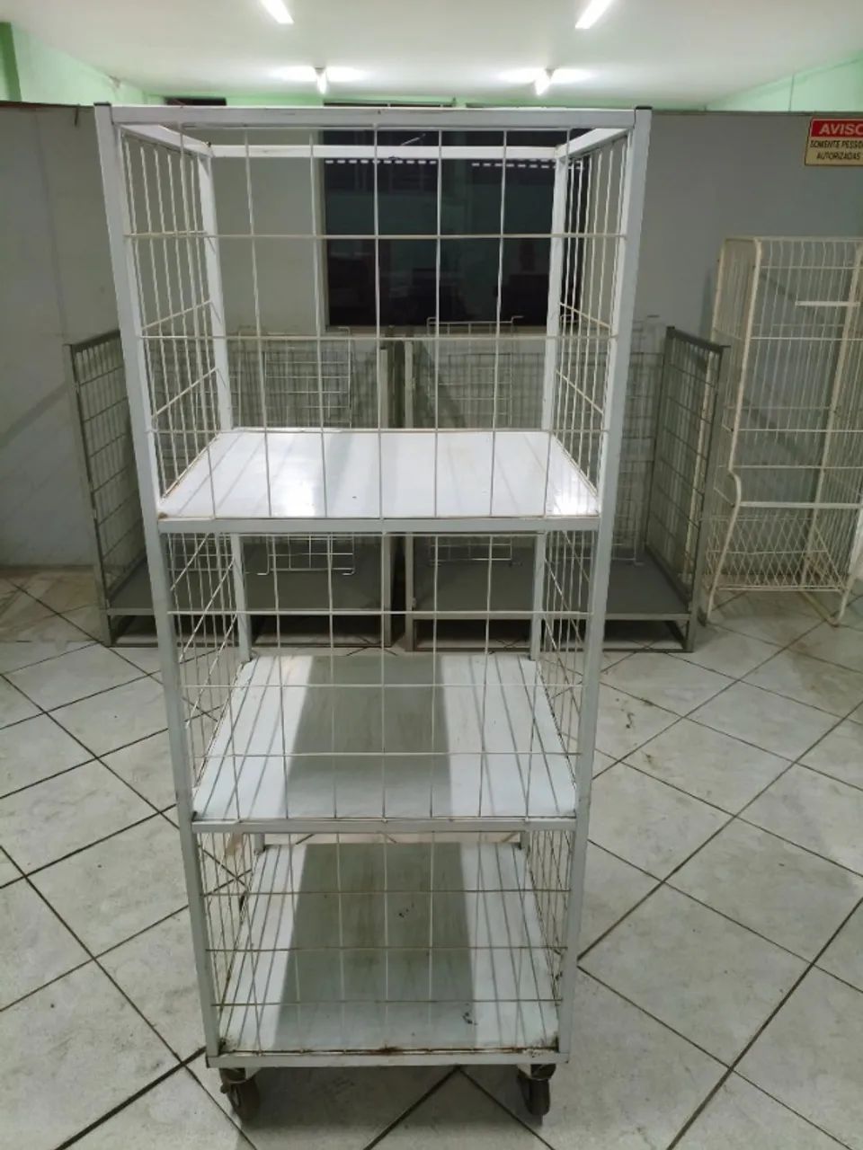 Expositor quadrado de 3 divisões e com rodas - Foto 4