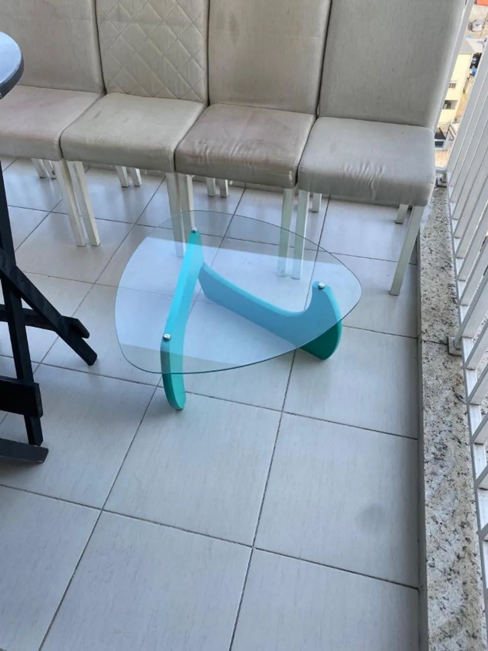 Cadeira de mesa de jantar e mesa de canto - Foto 4