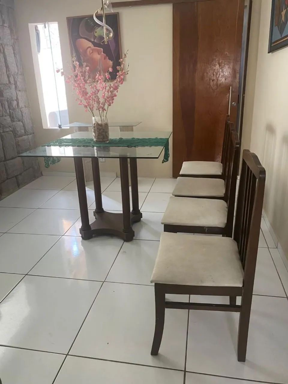 Mesa de madeira com topo de vidro