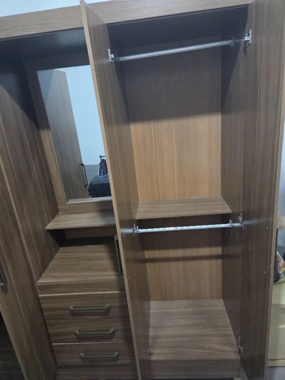 Guarda Roupa 4 Portas 3 Gavetas e Espelho - Foto 4
