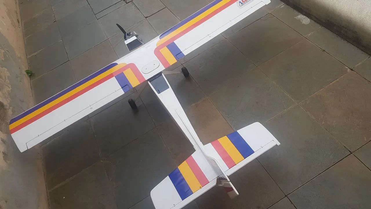 Aeromodelo pouco uso motor glow 61 asa 2 metros 