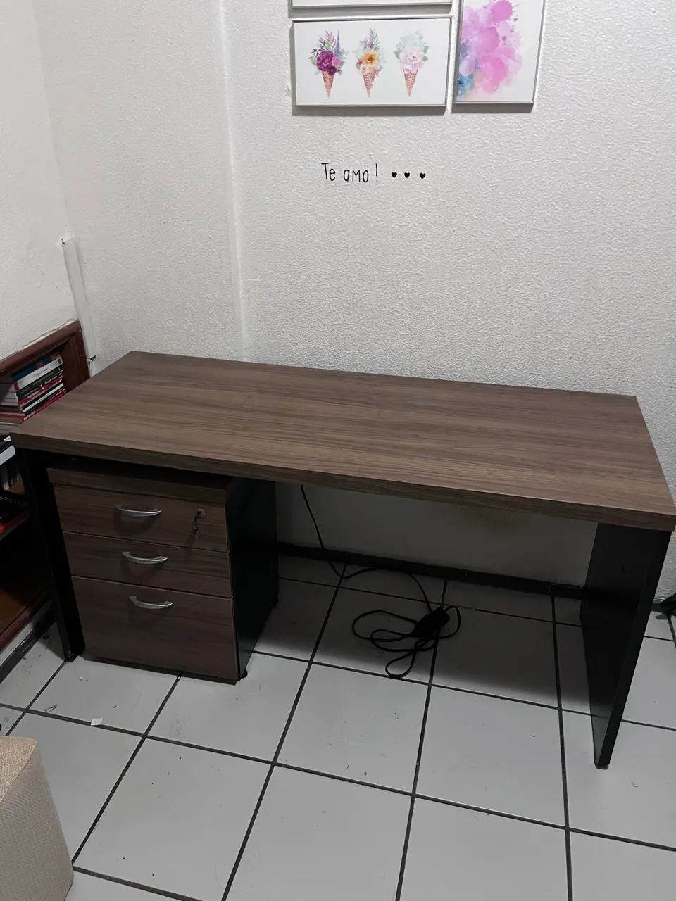 Mesa escrivaninha com gavetas