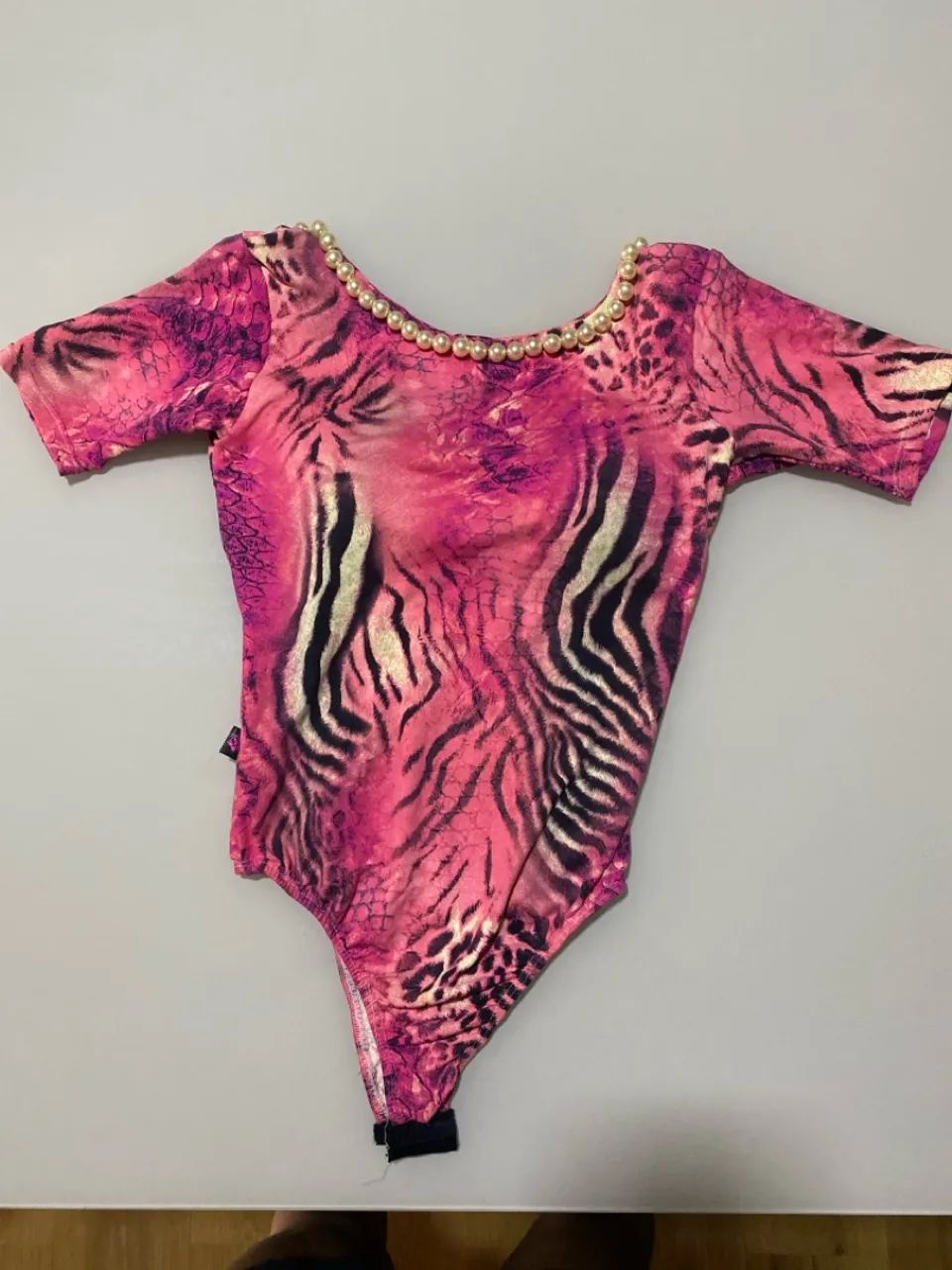 Body Semi novo com pérolas 