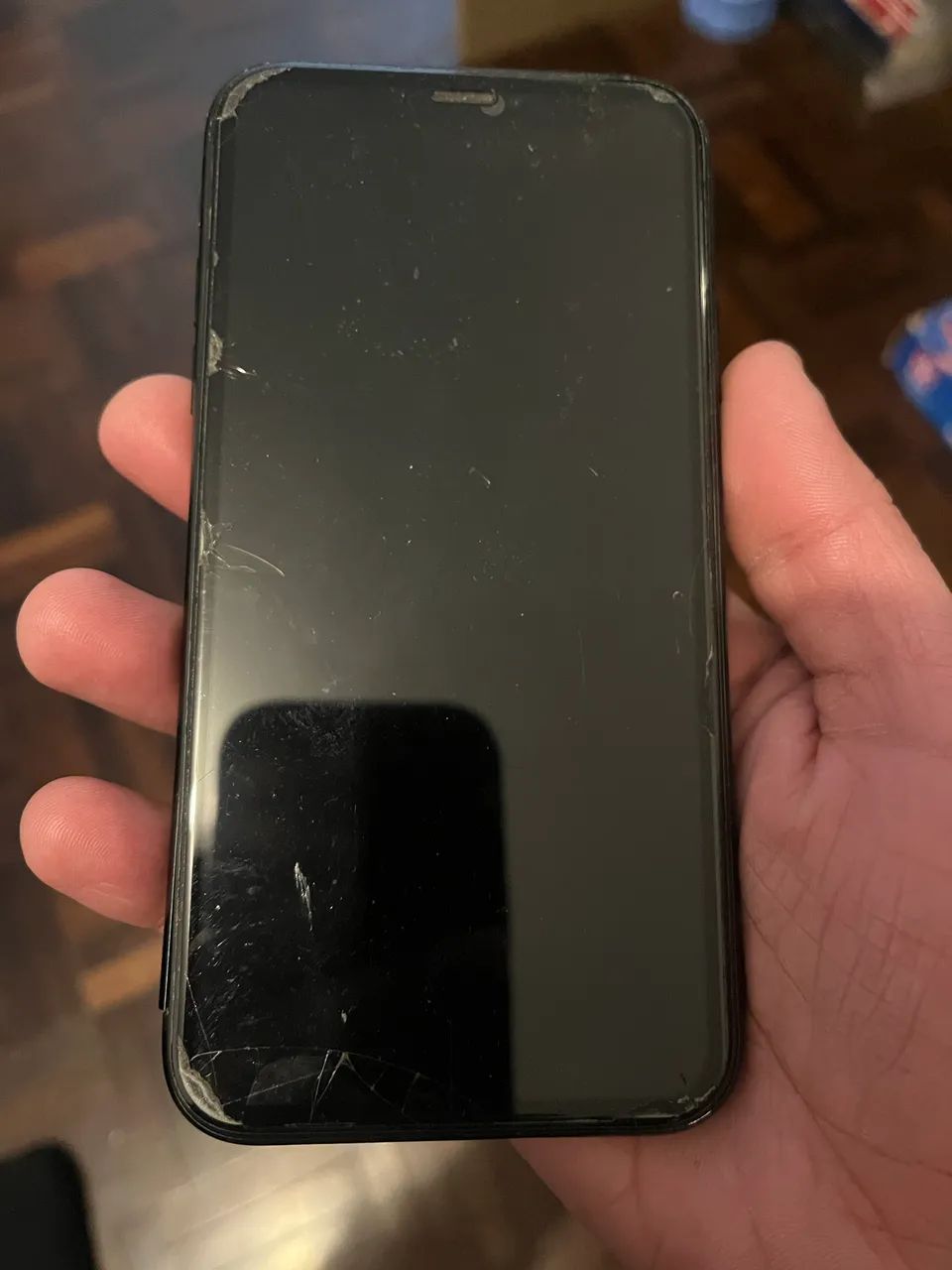 iPhone XR quebrado