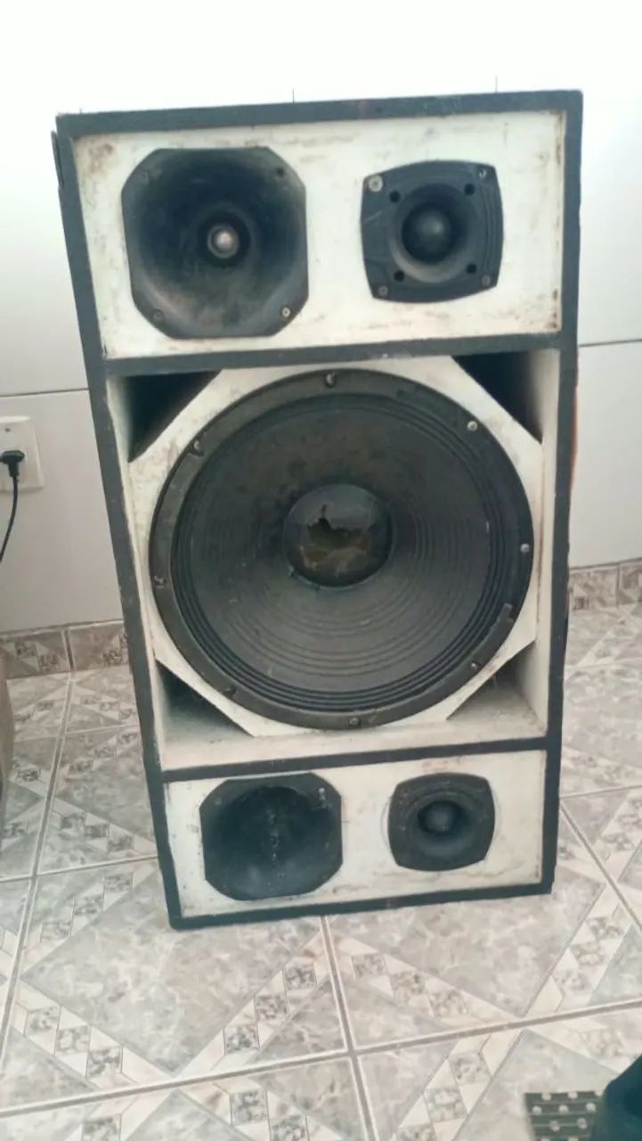 Vende se uma caixa de som completa bem conservada 