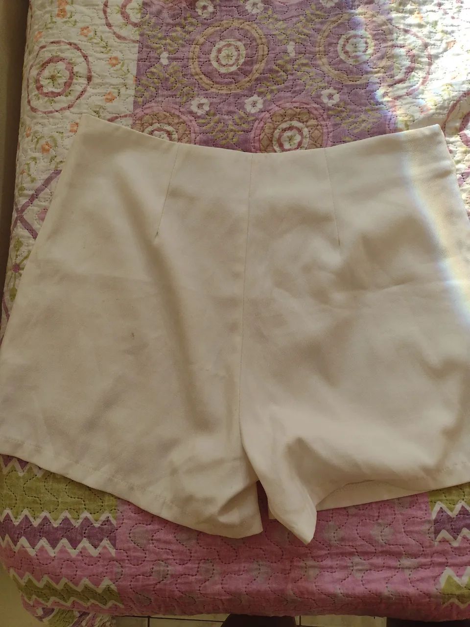 Short branco com problemas no fecho - Foto 3