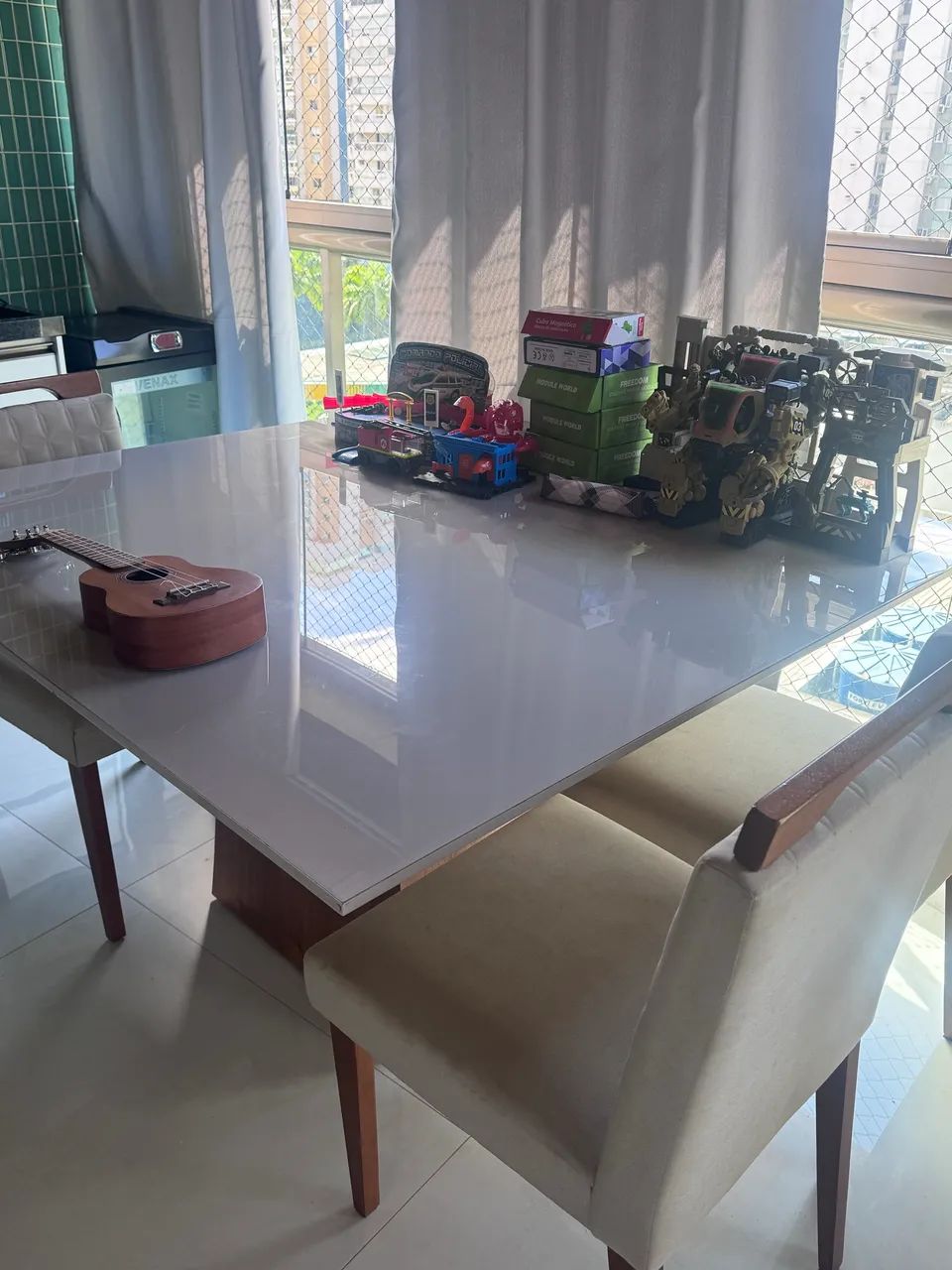     Mesa de Jantar com 4 Cadeiras + 2 Poltronas - Linda e Conservada - Foto 2