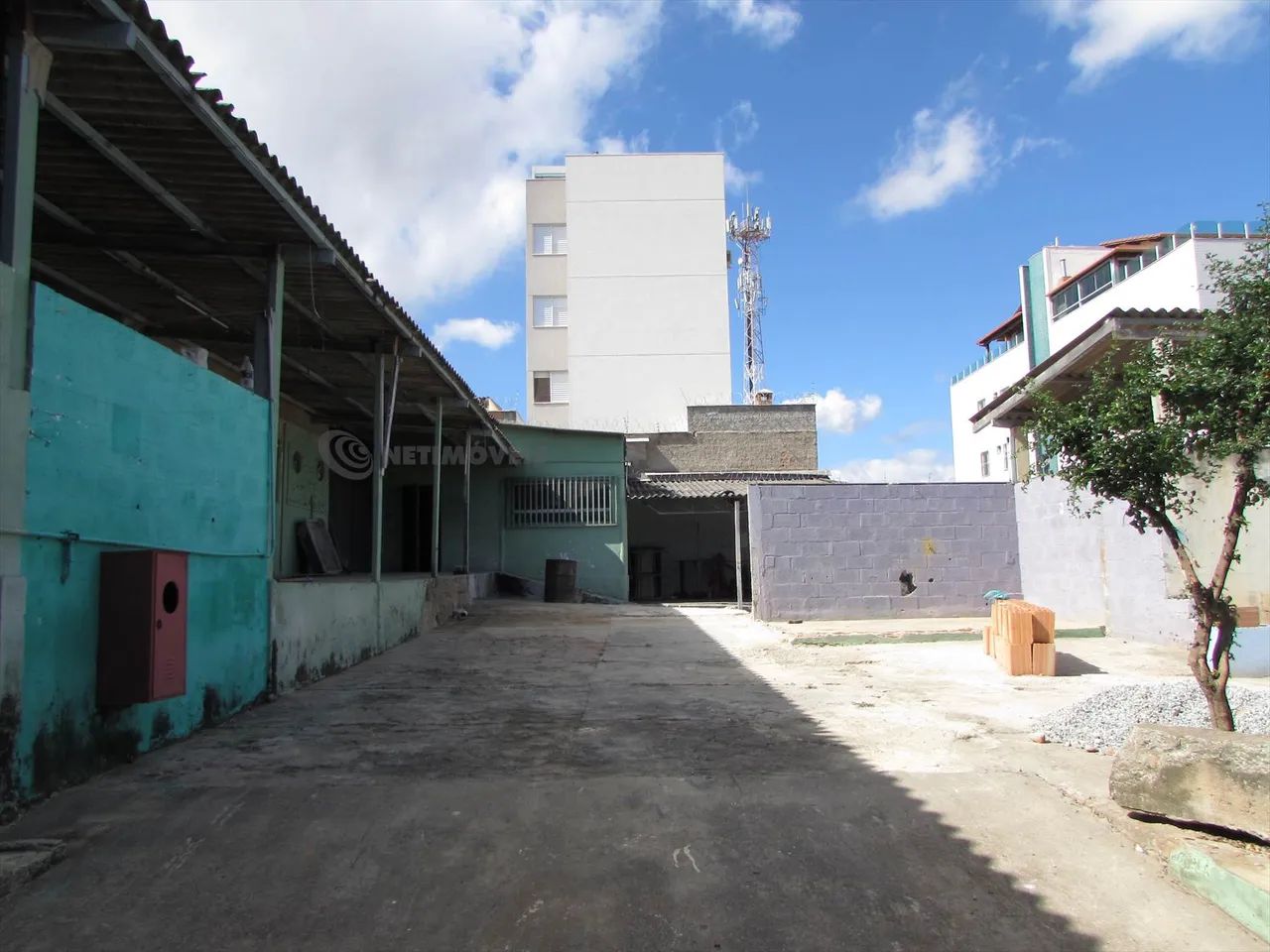 Terreno com galpão e 920 m²; de área construída próximo à Rua Alberto Cintra