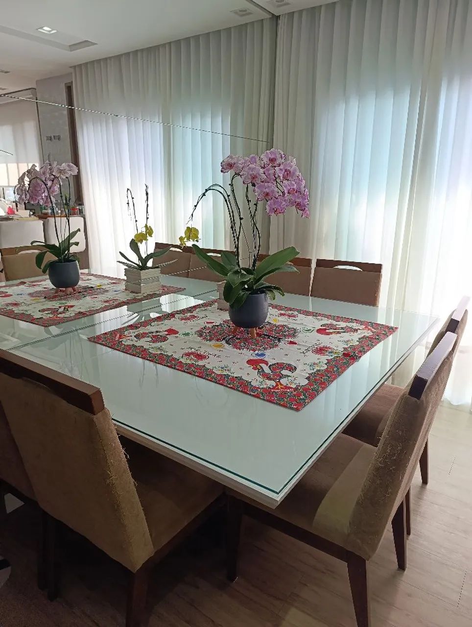 Mesa com 6 cadeiras 