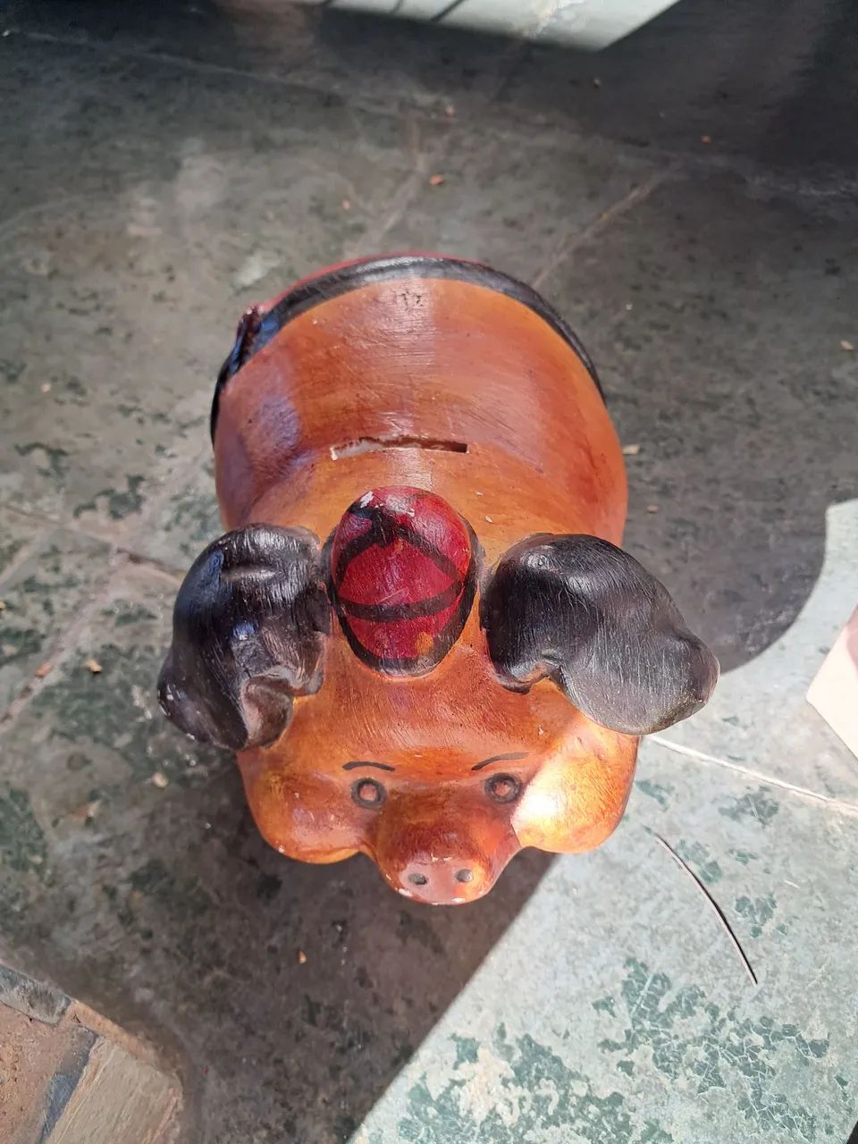 Cobrindo de gesso porquinho 