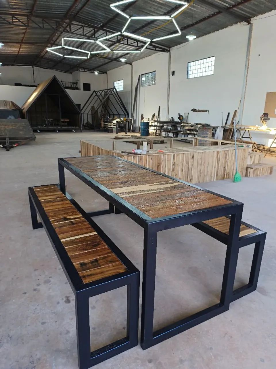 Mesa modelo industrial com madeira TECA 