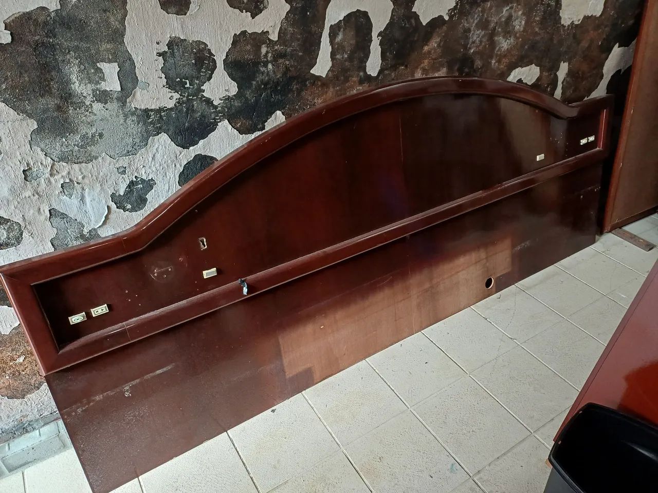 Cabeceira de cama king em madeira 