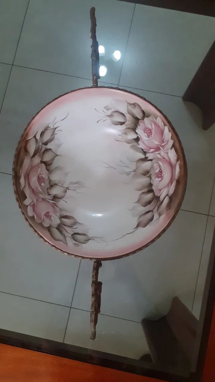 Fruteira/Centro De Mesa Antiga em Porcelana e Bronze - Foto 2