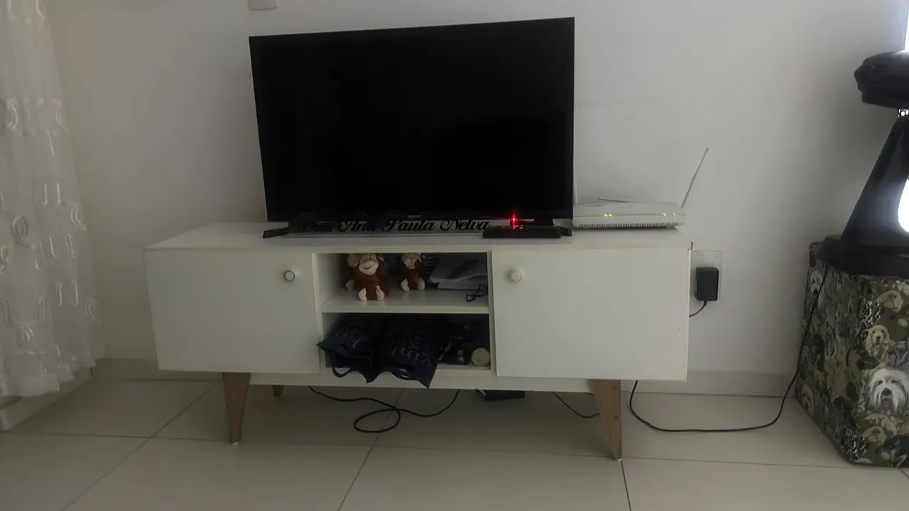 Mesa de televisão com armários 