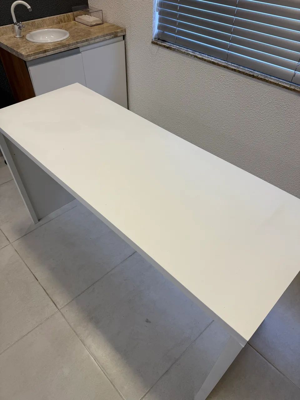 Mesa/bancada branca 
