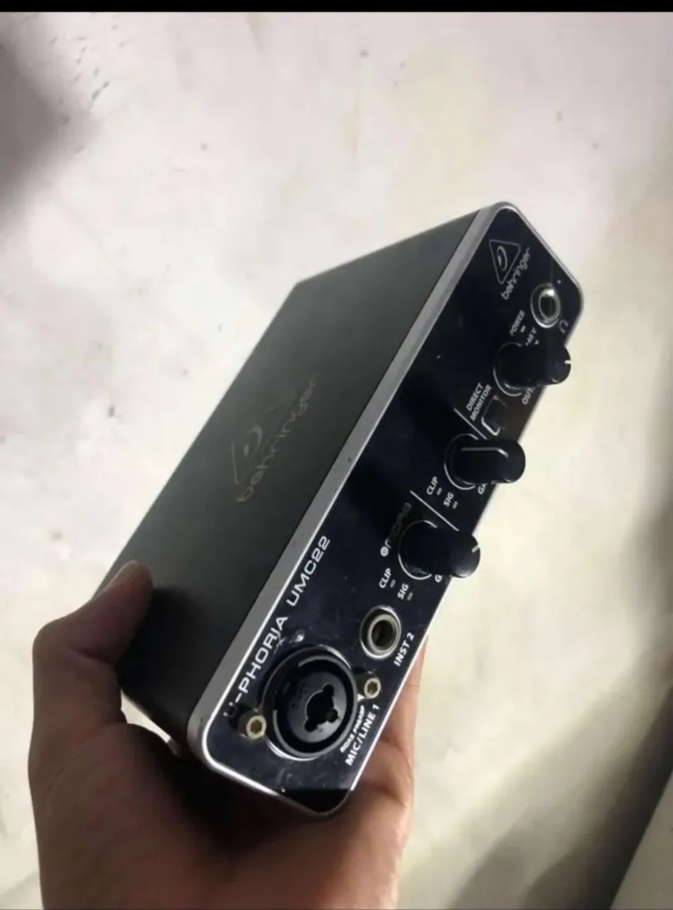 Interface de áudio Behringer umc22 