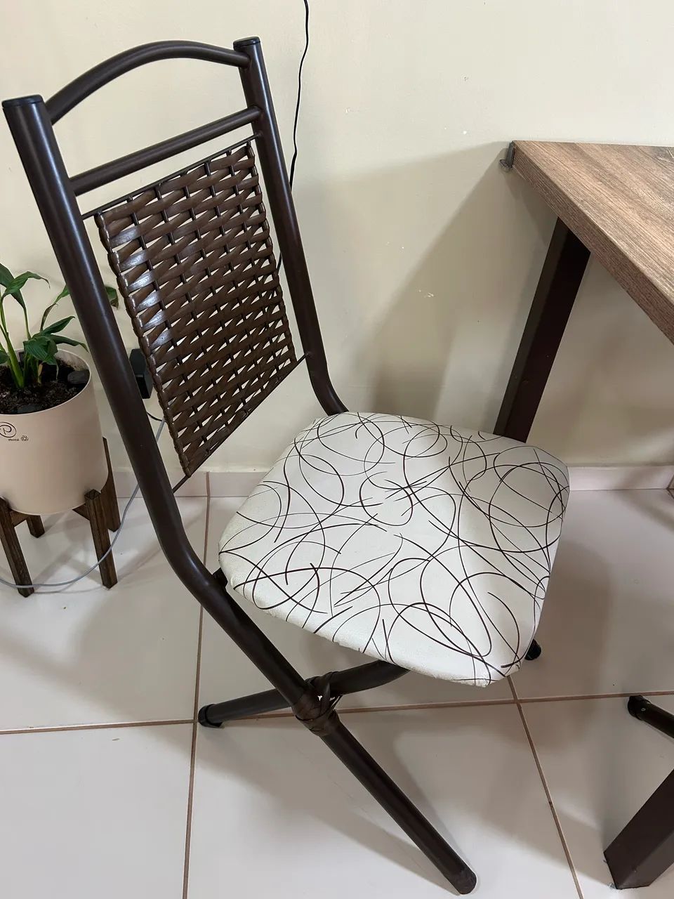 Mesa de jantar + três cadeiras - Foto 3