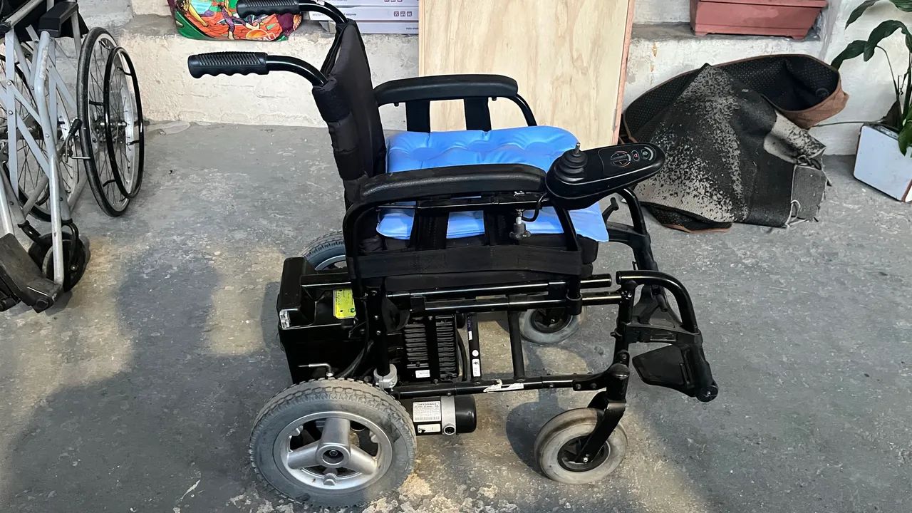 Cadeira de rodas motorizada  - Foto 4