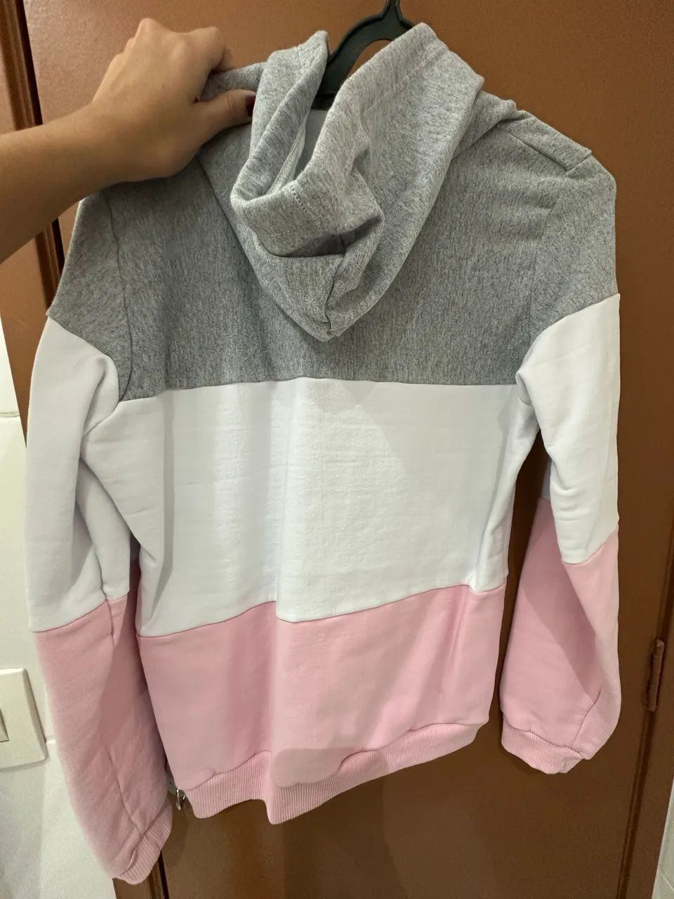 Moletom rosa e branco com capuz feminino - Foto 3