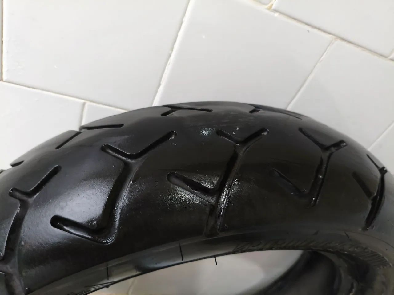 Pneu Bridgestone 150/80/16 sem cortes sem conserto 80% de borracha  - Foto 6