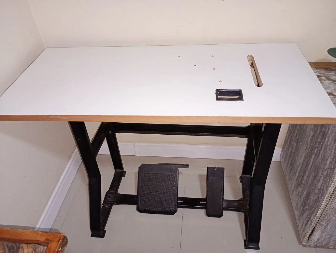 Mesa para máquina de overloque usada 