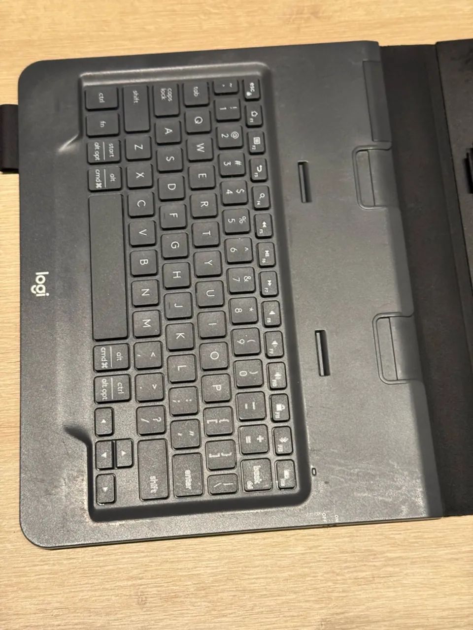 Capa Logitech com Teclado para Tablet iPad - Preta - Foto 3
