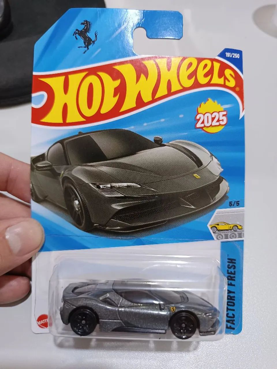 Vendo Hotwheels Ferrari SF90 preto lacrado 