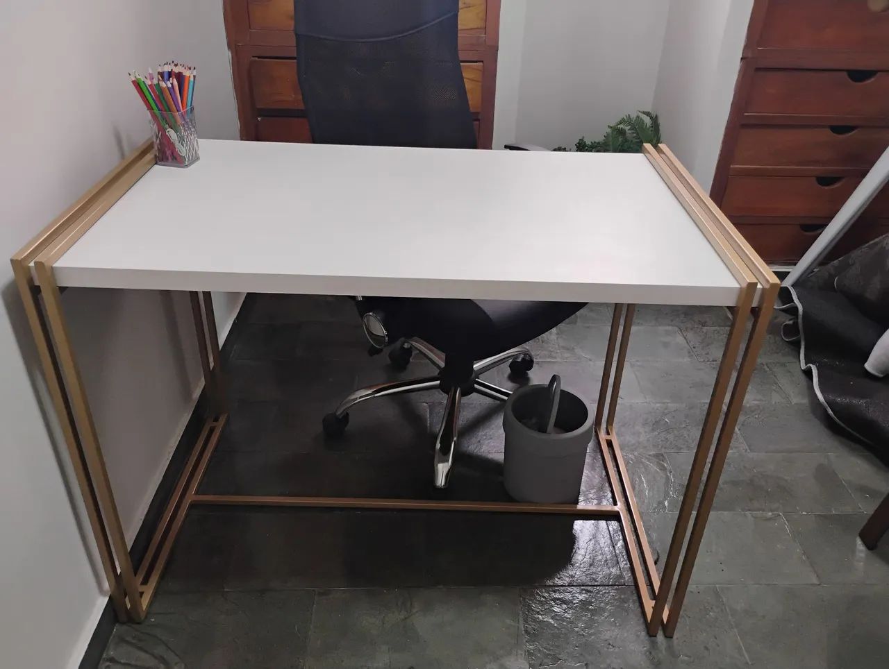 Vendo mesa estilo industrial branca e dourada - Foto 3
