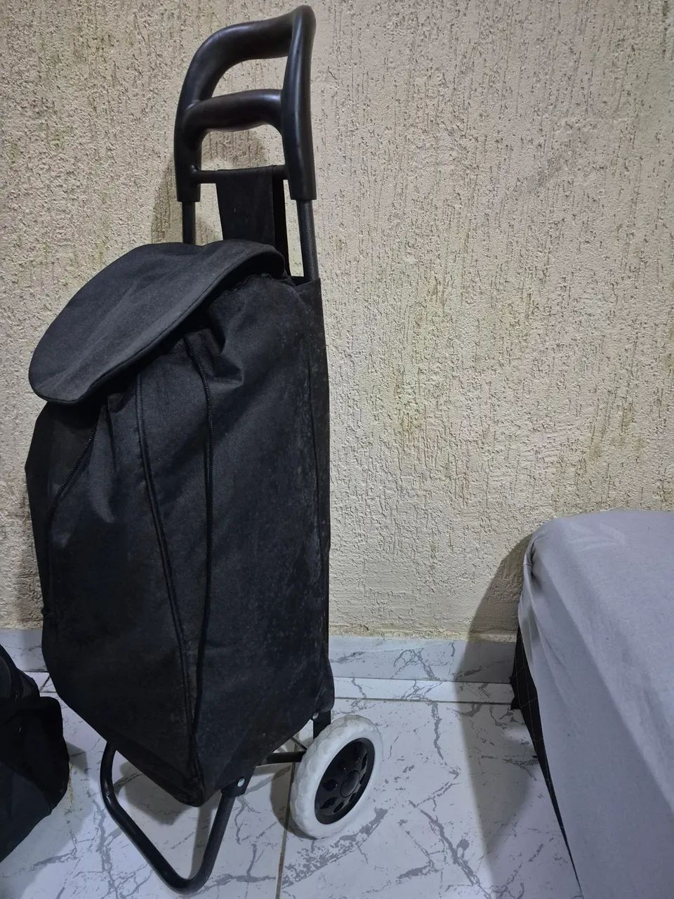 Carrinho de compras Mor com bolsa removível.