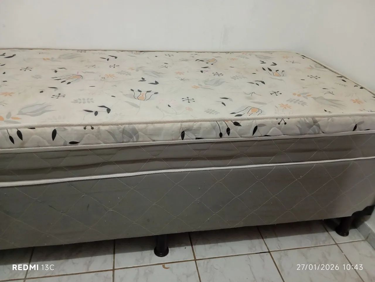 Vendo cama box solteiro 