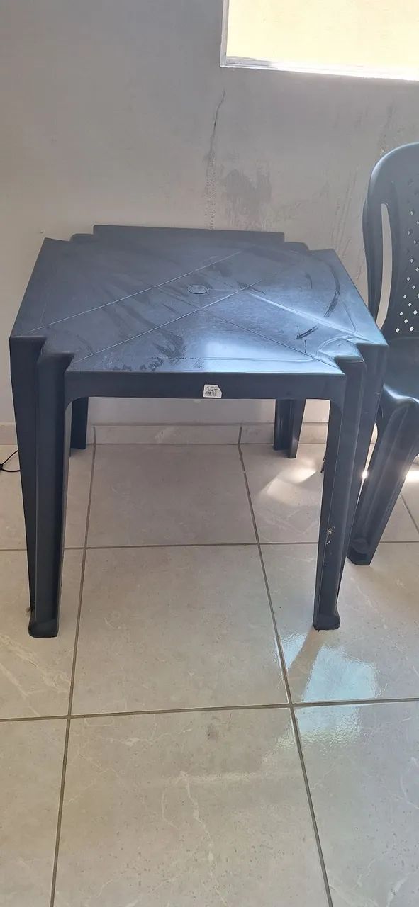1 mesa e duas cadeiras de plástico