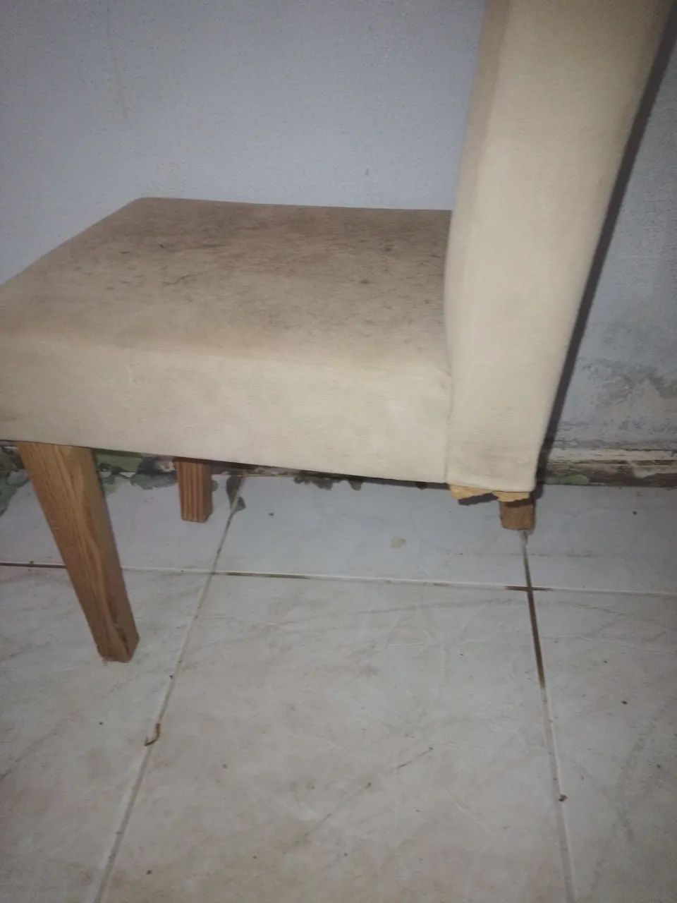 Mesa 7 cadeiras com detalhes mas da pra usar  - Foto 3