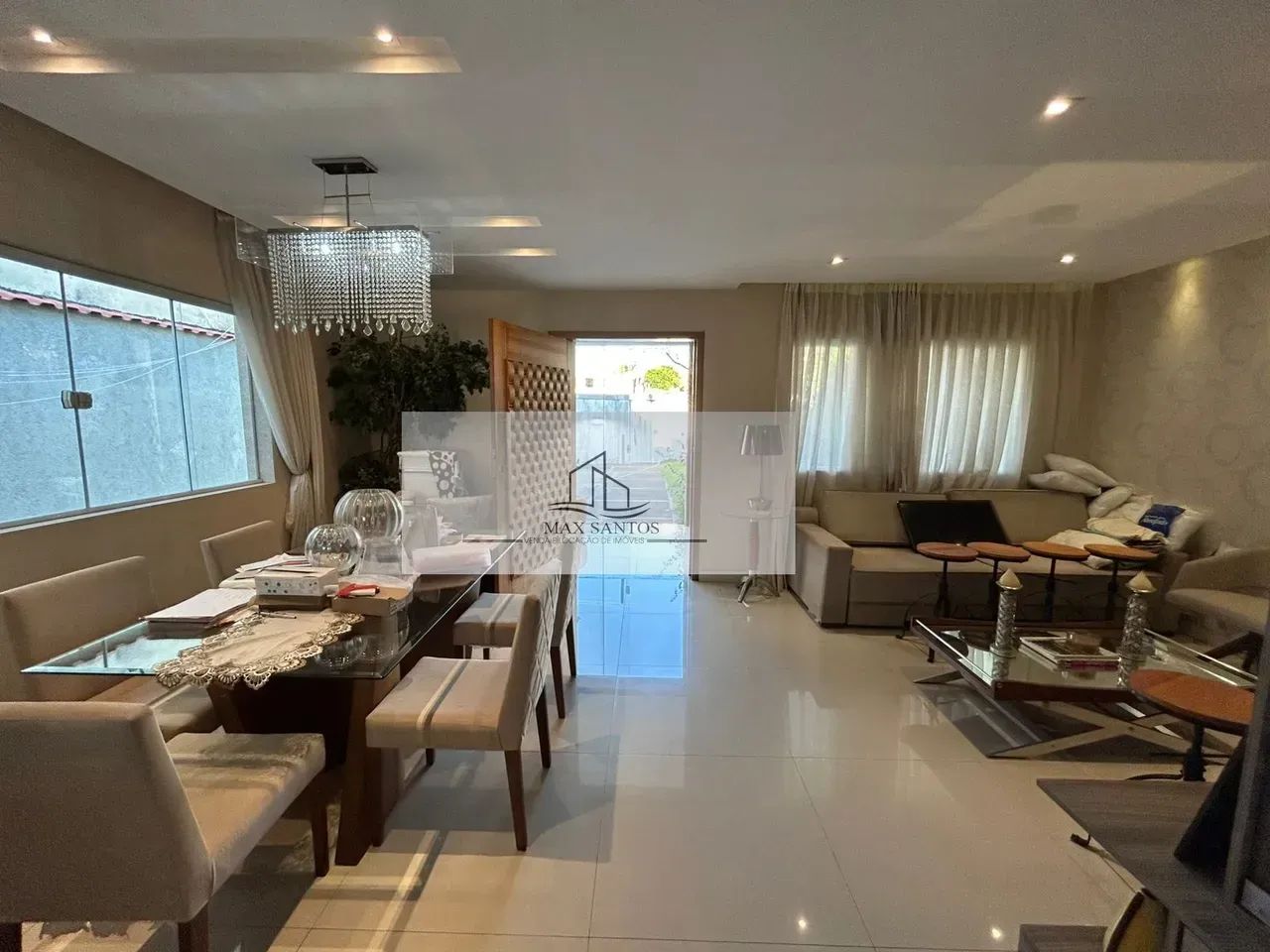 Ampla casa com 4 quartos sendo 1 suíte master com closet, área gourmet e piscina