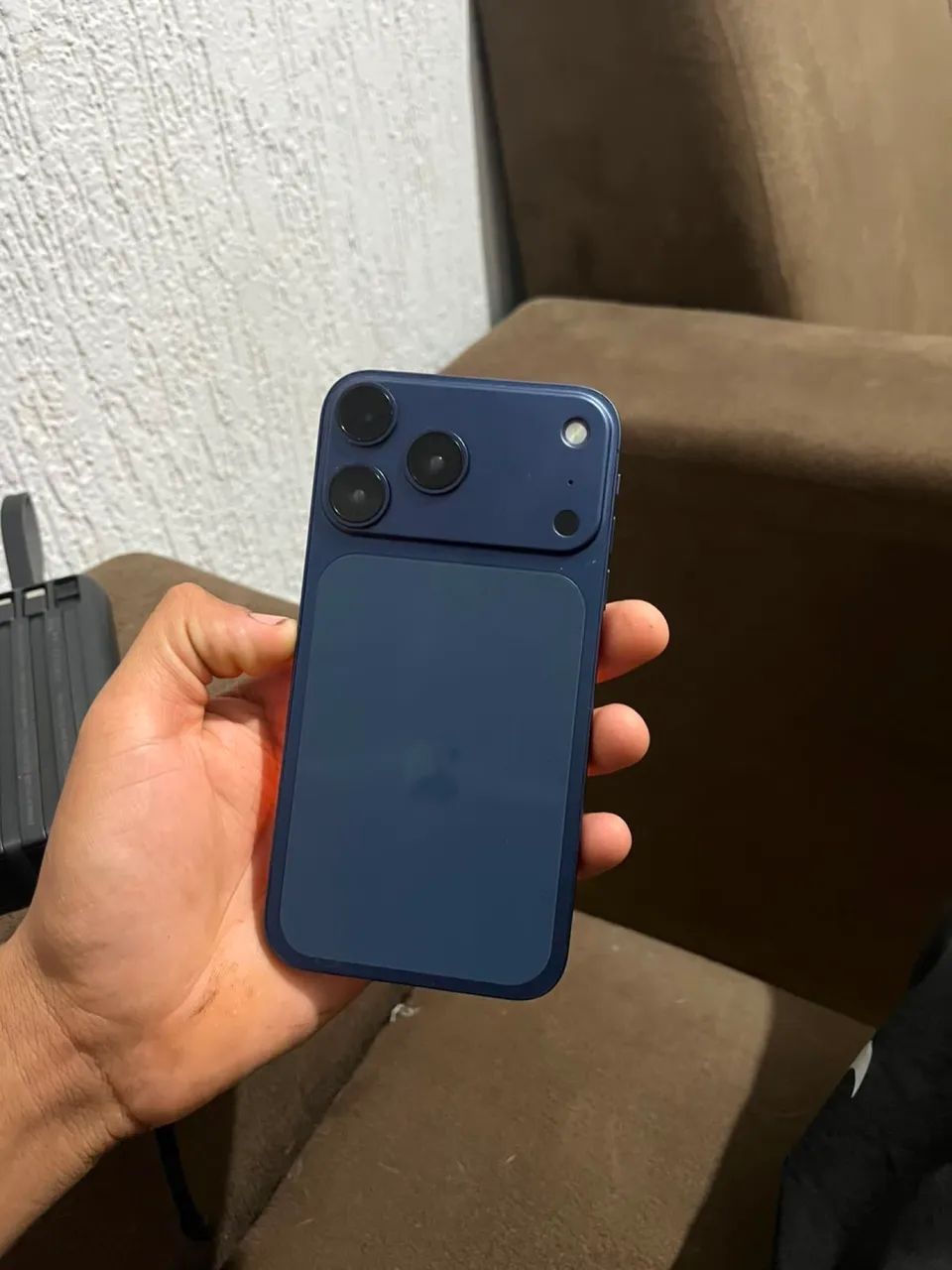 iPhone 11 na carcaça do 17 pro