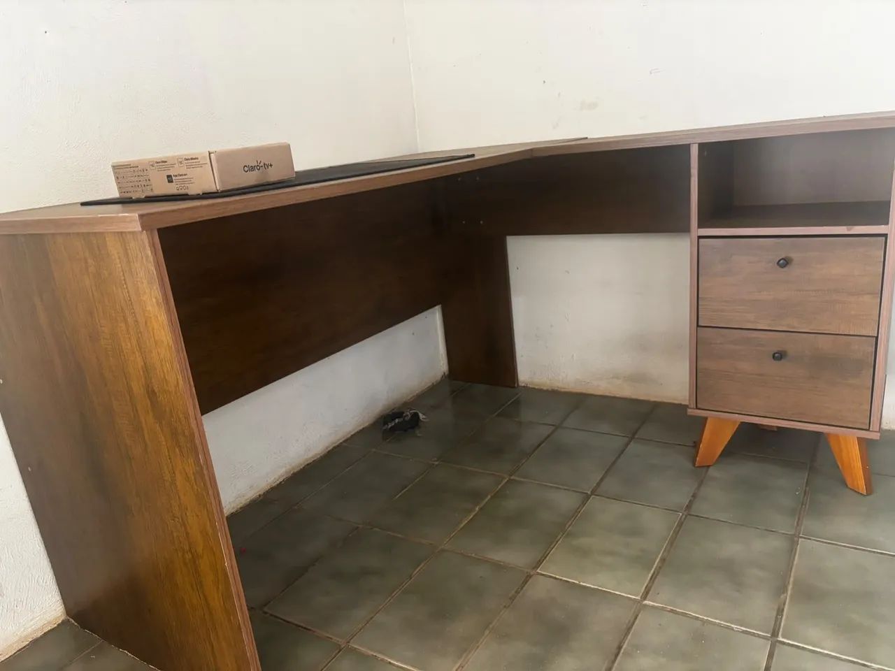 Mesa de Escritório em L de Madeira com 2 Gavetas - Foto 3
