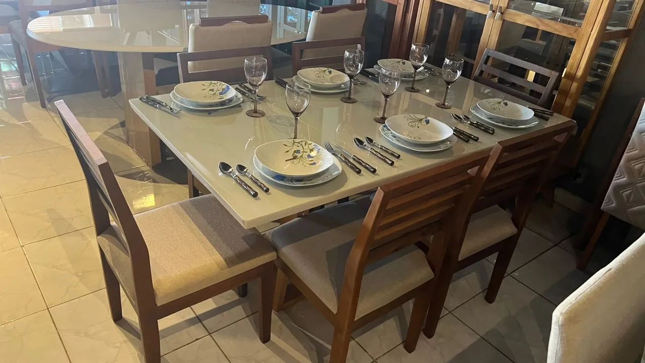 Mesa de jantar de madeira 