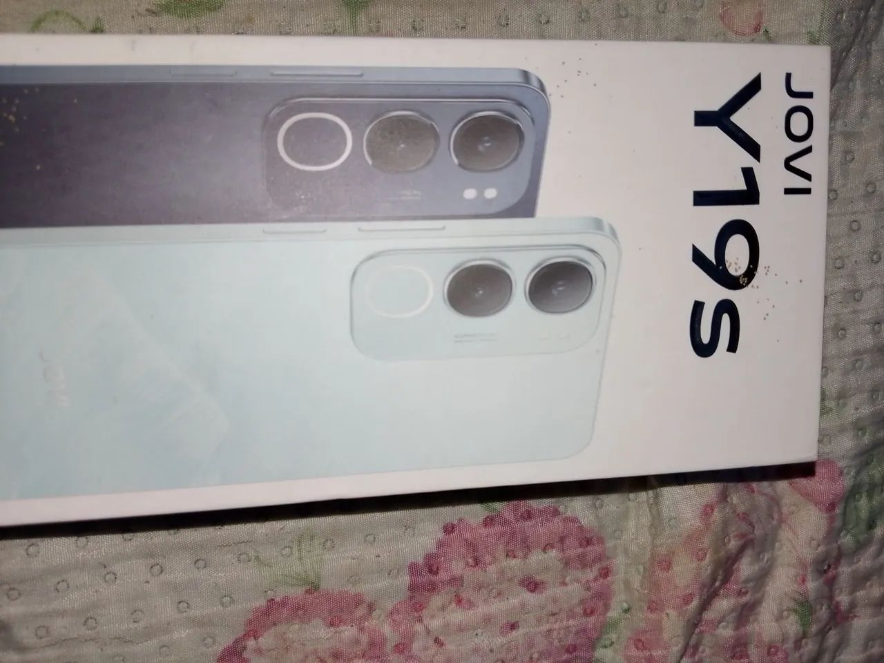 Celular da marca Jovi com alguns meses de uso 