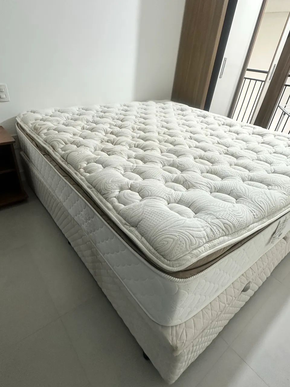 Cama Queen Size com Baú 