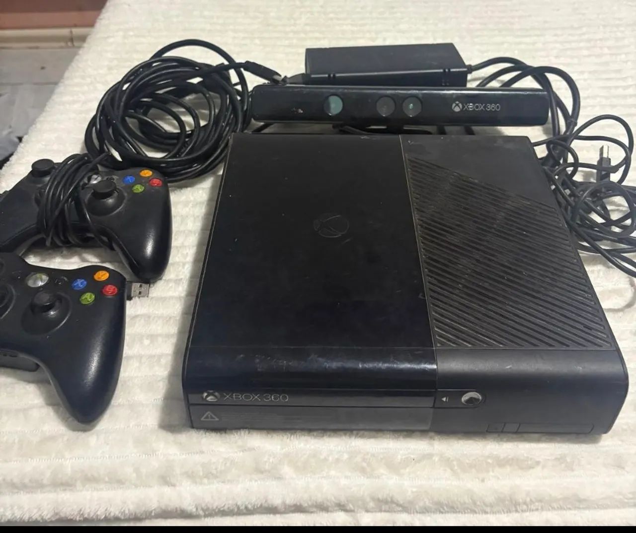 Xbox 360 E + kinect + 2 controles 