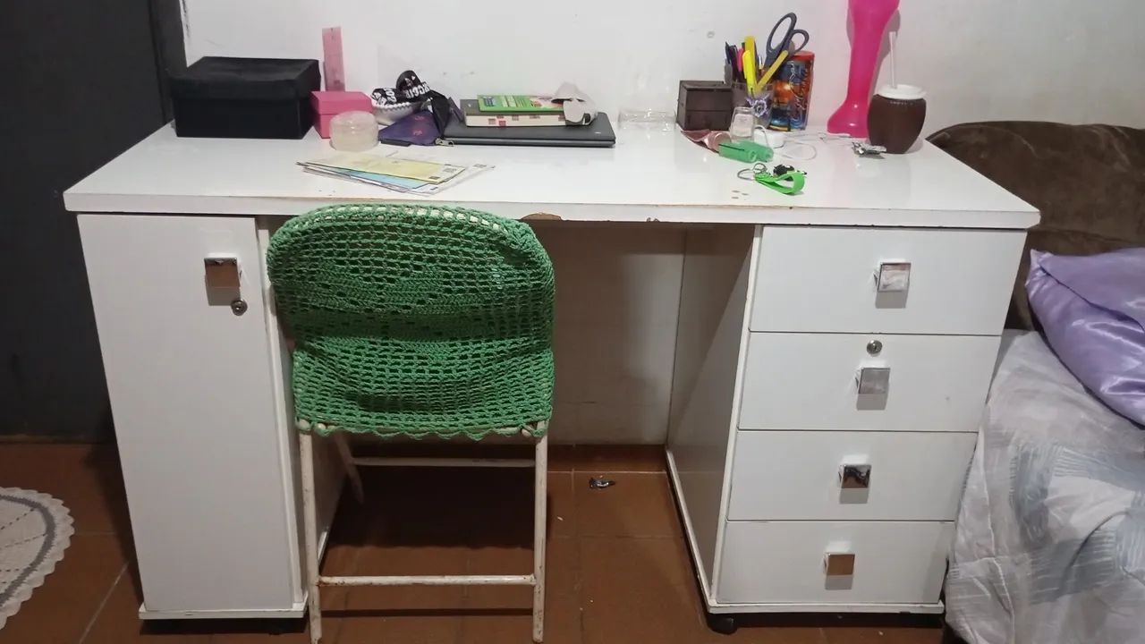 Escrivaninha Branca 4 Gavetas e 1 Porta