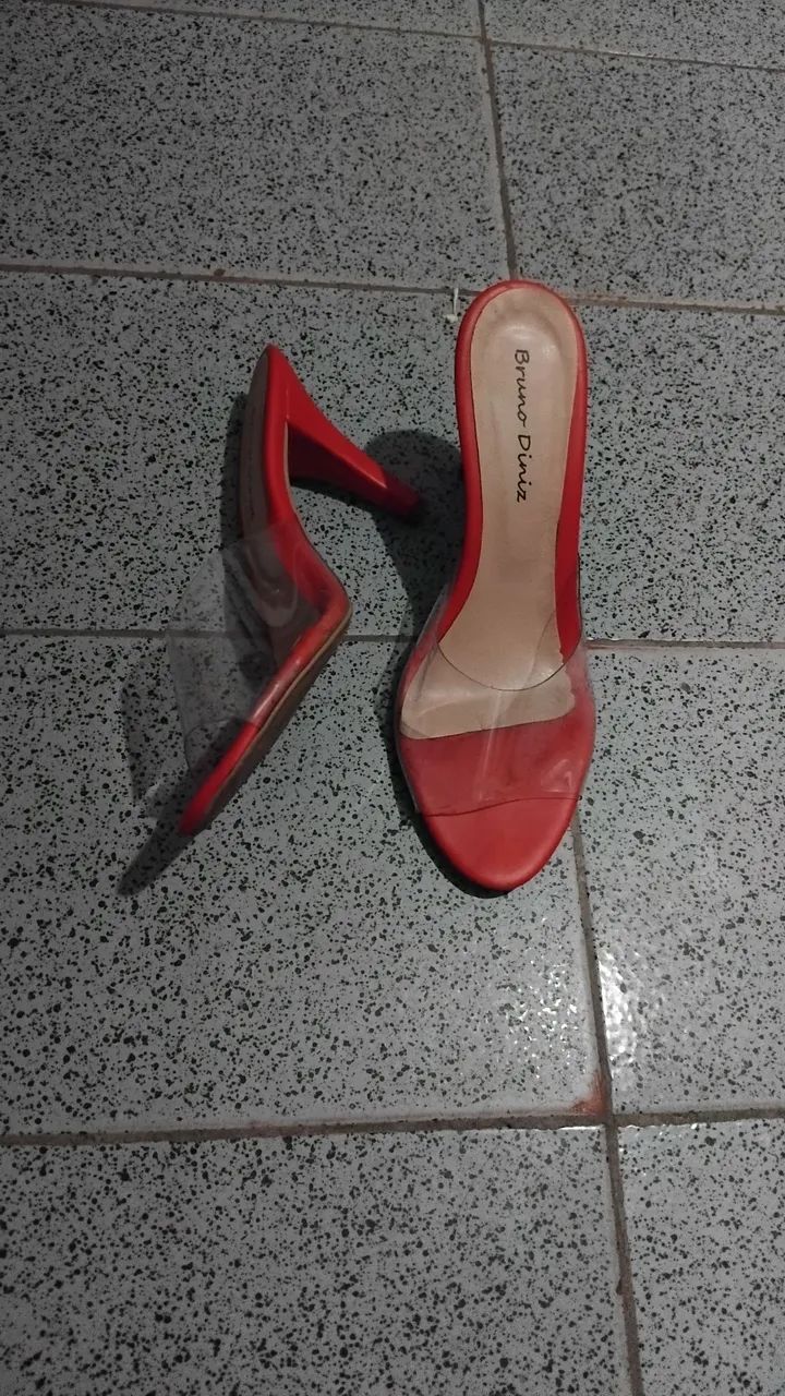 Sandália Vermelha - R$ 20,00